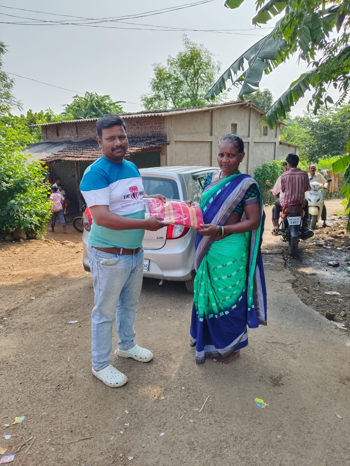 नवरात्री उत्सव : २०२५ -आदीवासी पाडयावर - साडया वाटप , करंजोन ,तिल्हेर पल्लीपाडा,पारोळ-डोंगरीपाडा 