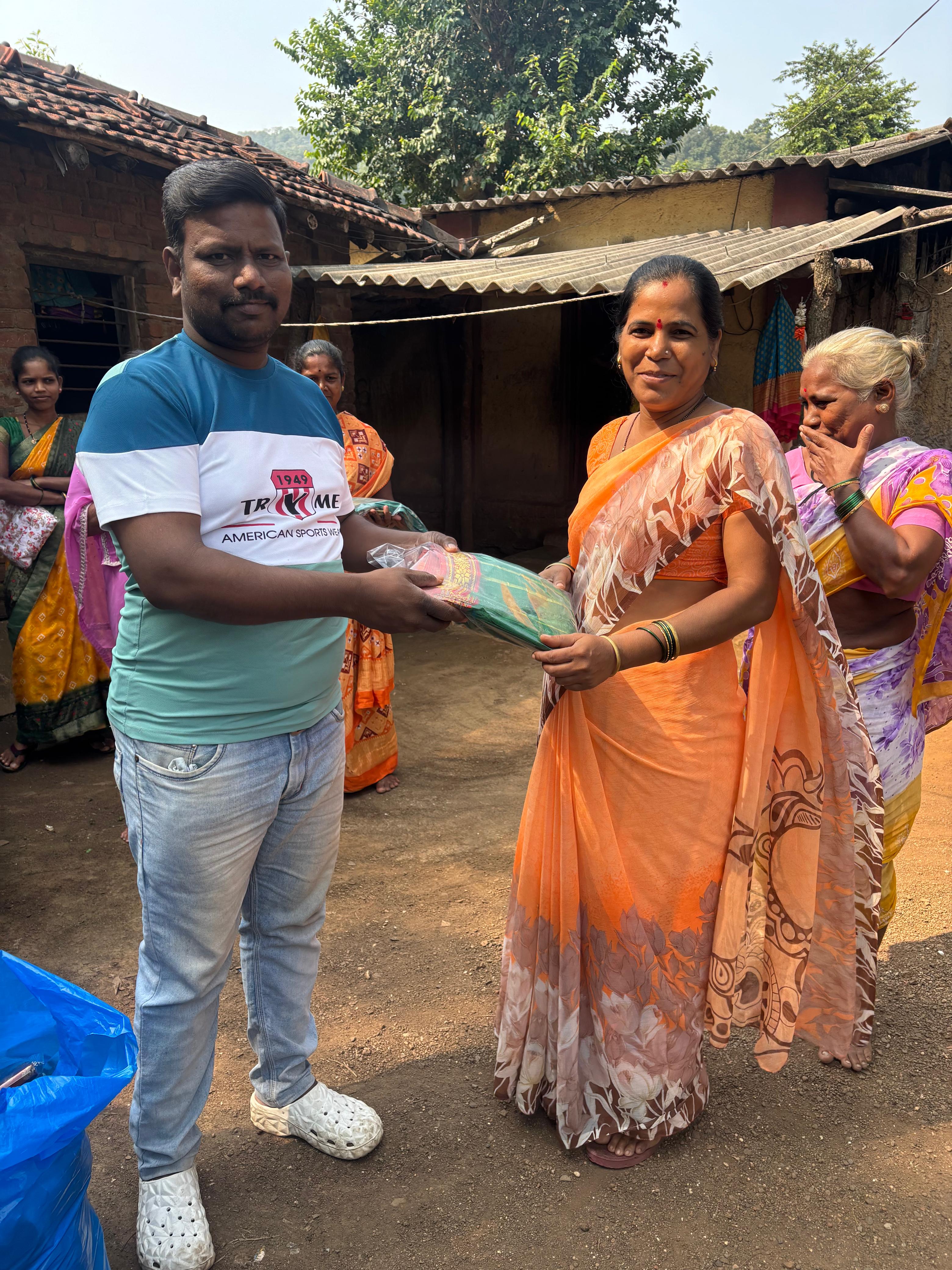 नवरात्री उत्सव : २०२५ -आदीवासी पाडयावर - साडया वाटप , करंजोन ,तिल्हेर पल्लीपाडा,पारोळ-डोंगरीपाडा 