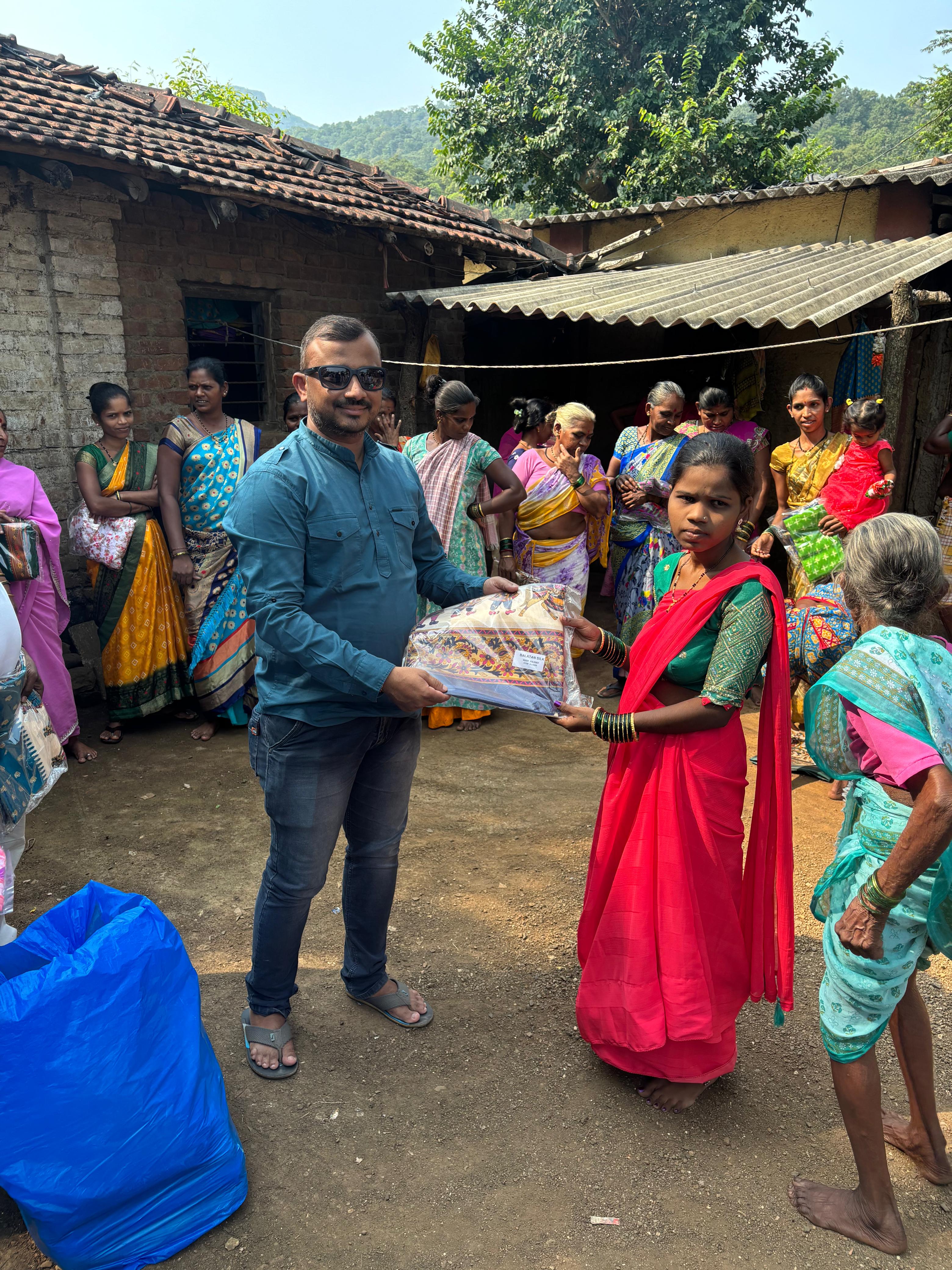 नवरात्री उत्सव : २०२५ -आदीवासी पाडयावर - साडया वाटप , करंजोन ,तिल्हेर पल्लीपाडा,पारोळ-डोंगरीपाडा 