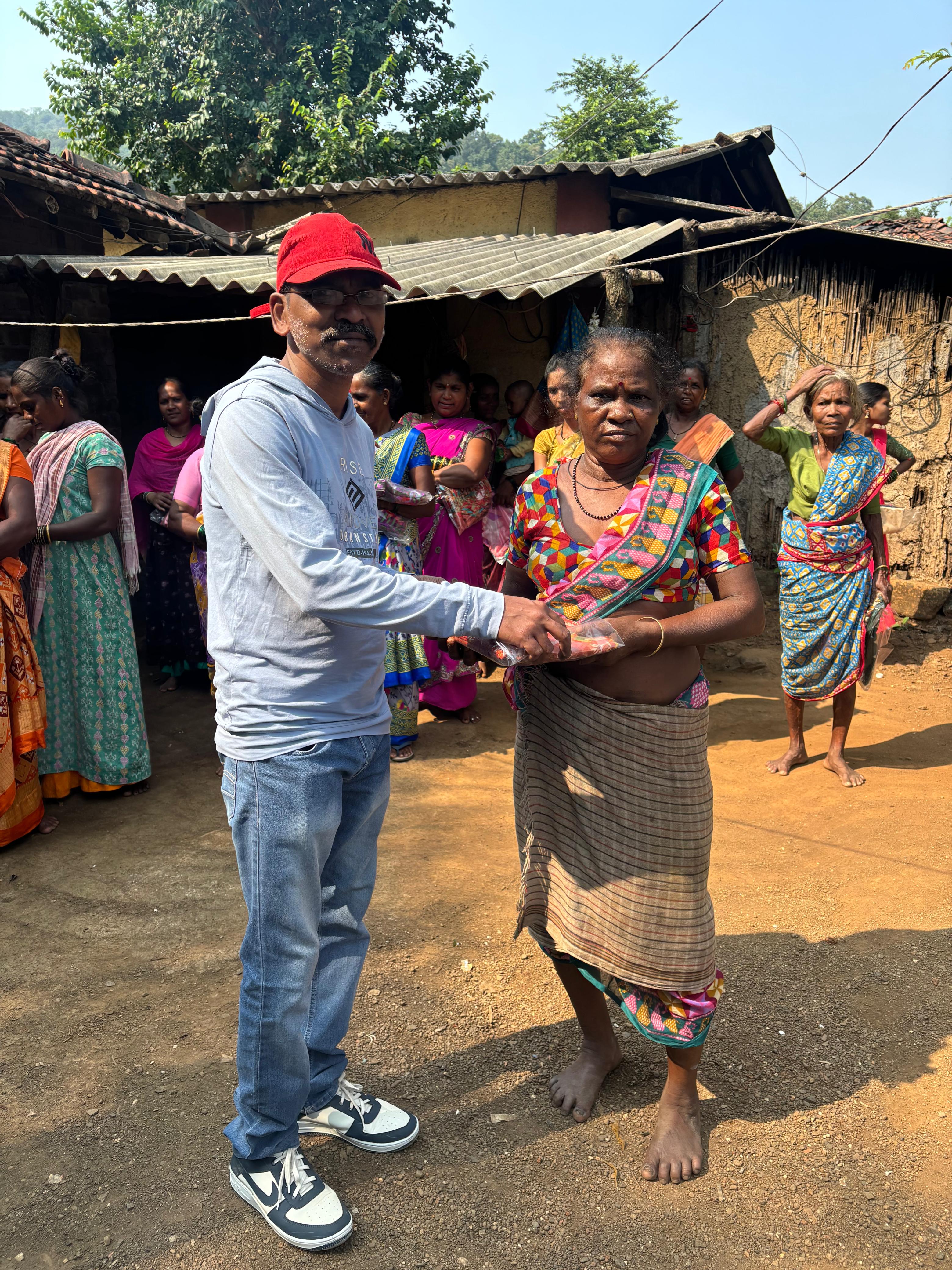 नवरात्री उत्सव : २०२५ -आदीवासी पाडयावर - साडया वाटप , करंजोन ,तिल्हेर पल्लीपाडा,पारोळ-डोंगरीपाडा 