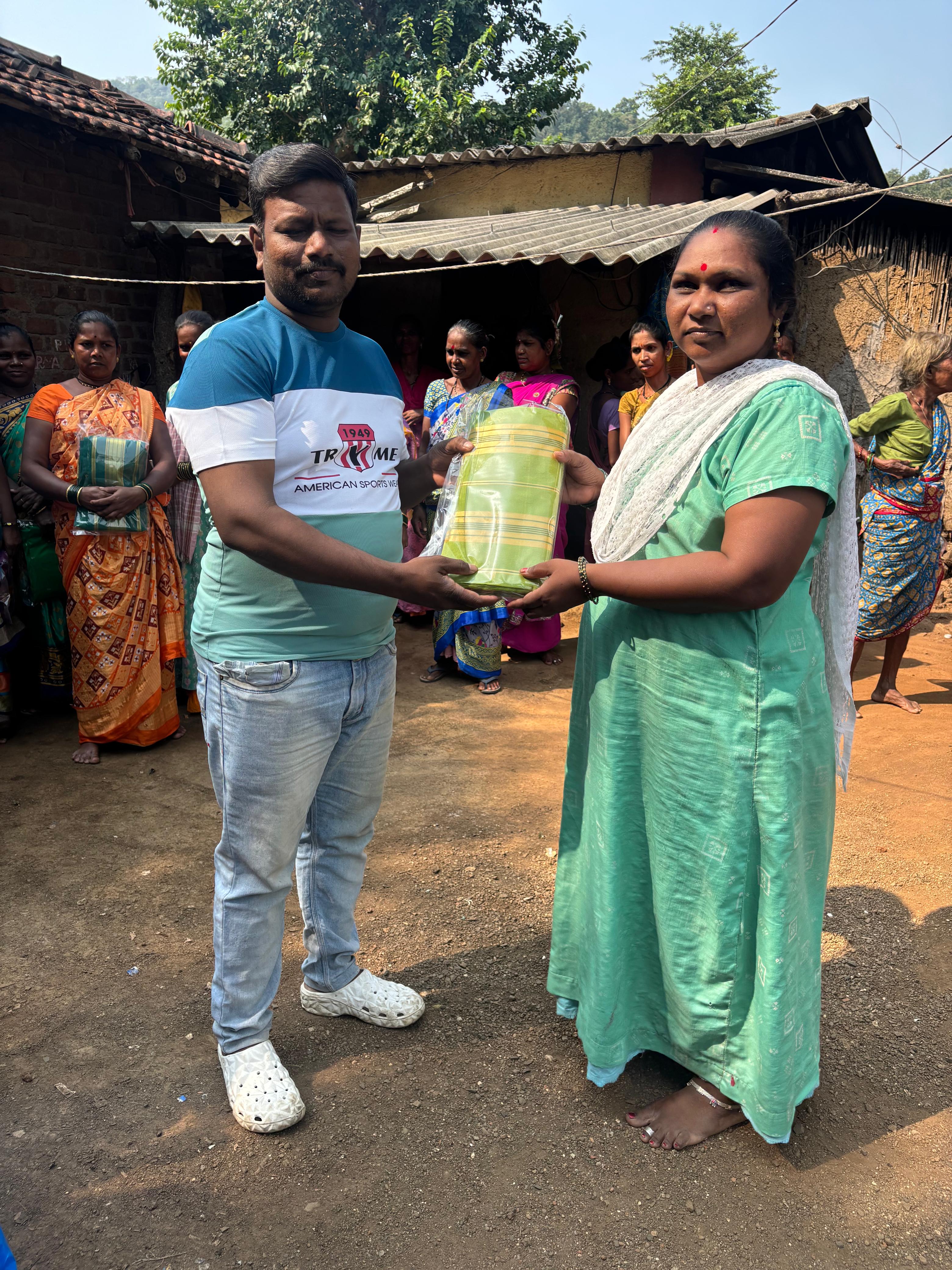 नवरात्री उत्सव : २०२५ -आदीवासी पाडयावर - साडया वाटप , करंजोन ,तिल्हेर पल्लीपाडा,पारोळ-डोंगरीपाडा 