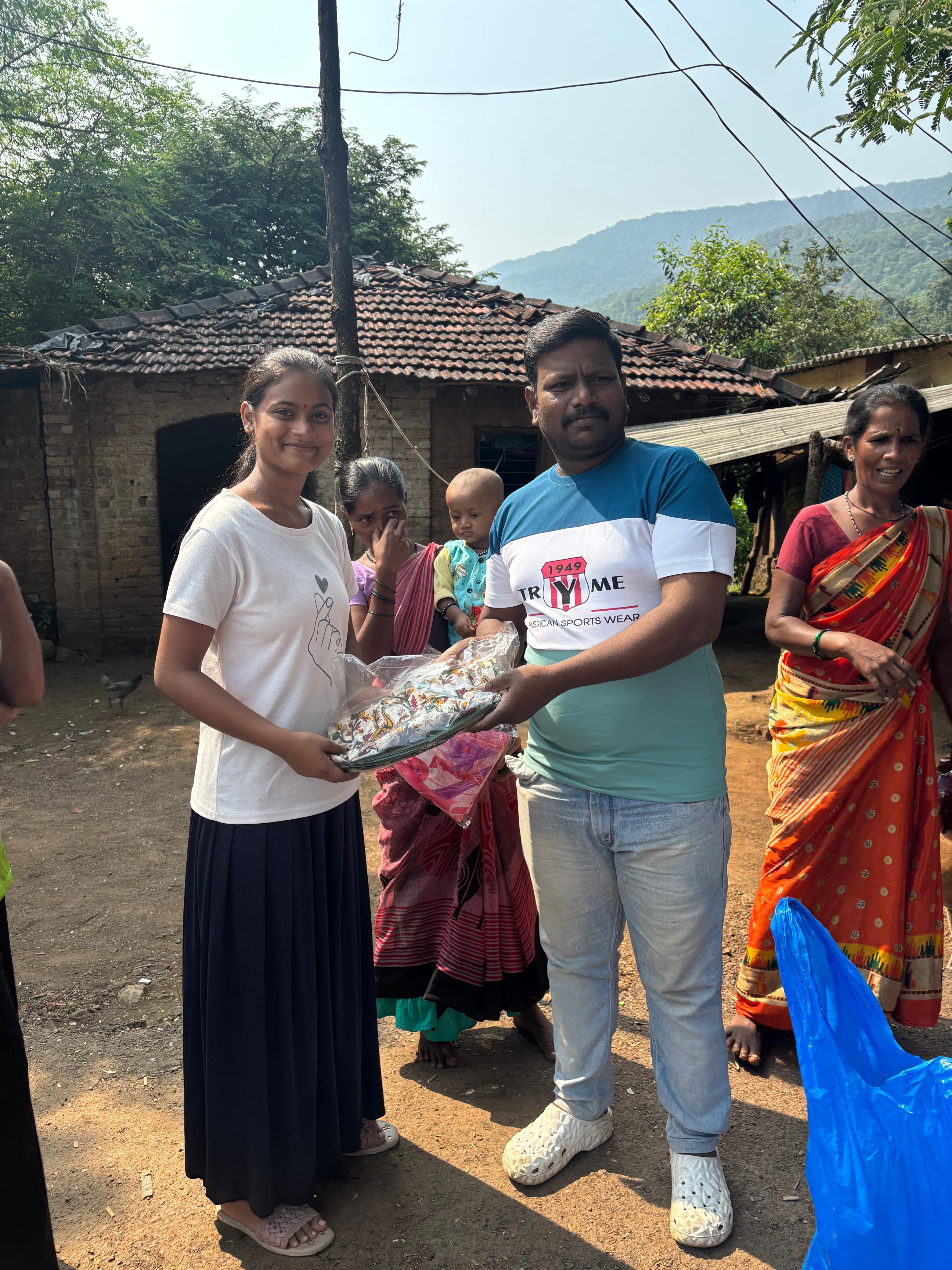 नवरात्री उत्सव : २०२५ -आदीवासी पाडयावर - साडया वाटप , करंजोन ,तिल्हेर पल्लीपाडा,पारोळ-डोंगरीपाडा 