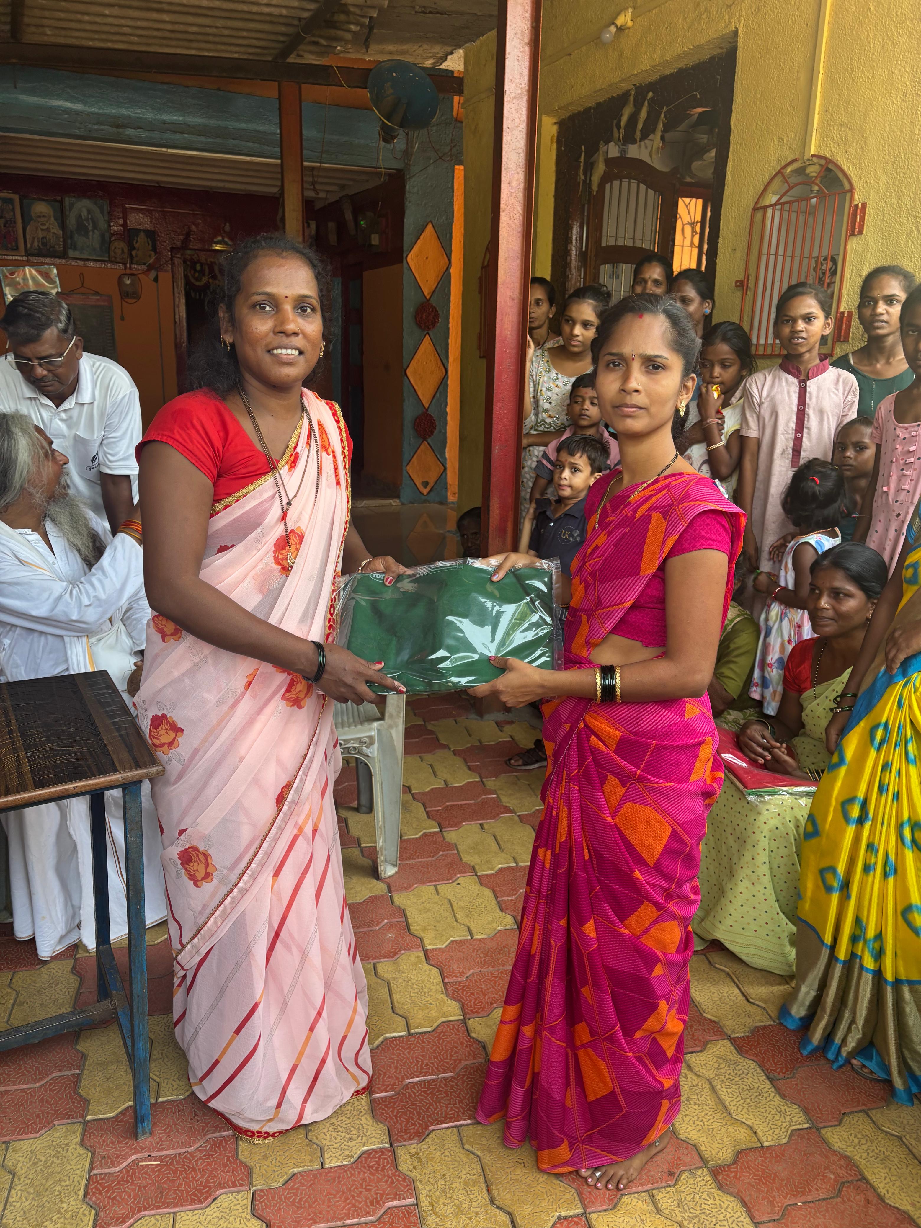 नवरात्री उत्सव : २०२५ -आदीवासी पाडयावर - साडया वाटप , करंजोन ,तिल्हेर पल्लीपाडा,पारोळ-डोंगरीपाडा 