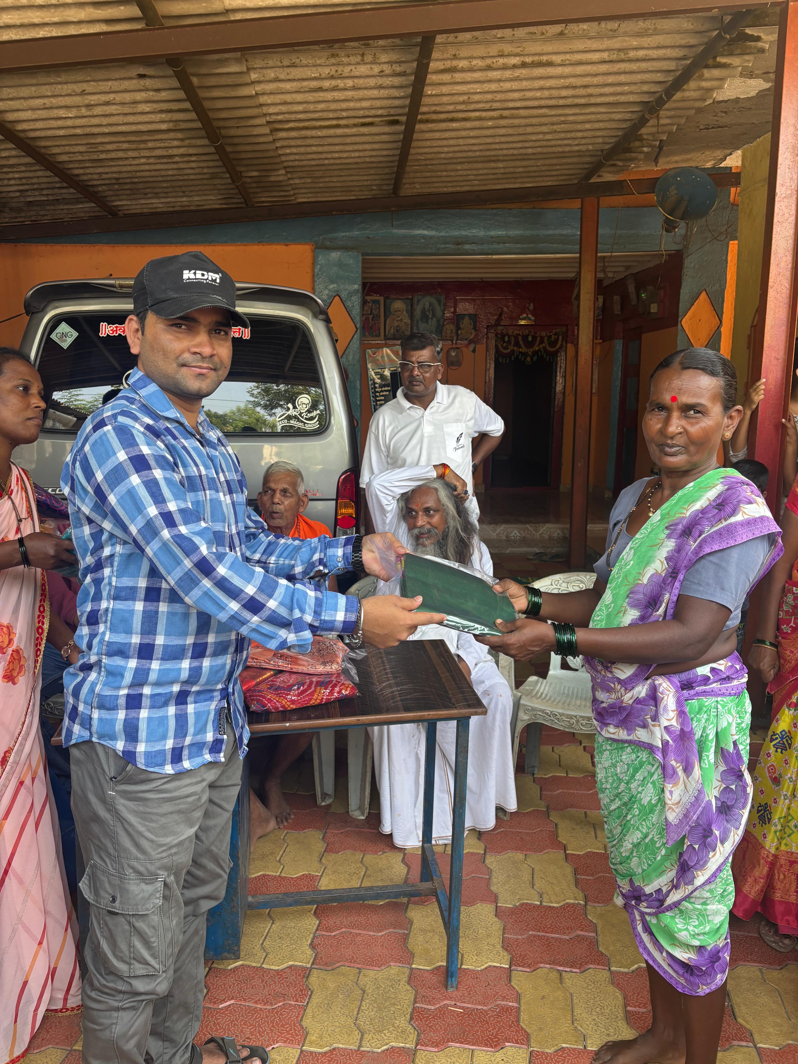 नवरात्री उत्सव : २०२५ -आदीवासी पाडयावर - साडया वाटप , करंजोन ,तिल्हेर पल्लीपाडा,पारोळ-डोंगरीपाडा 