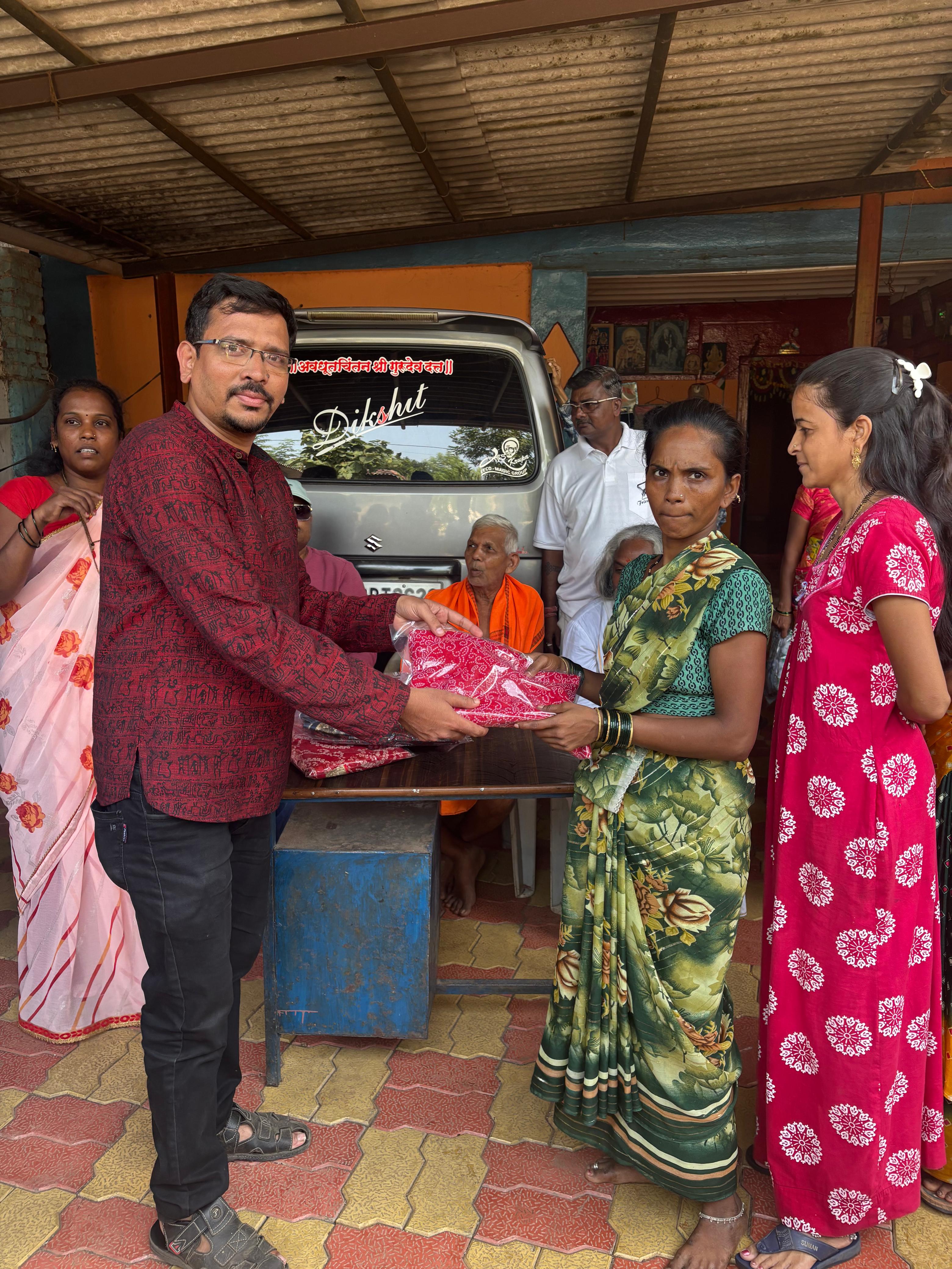 नवरात्री उत्सव : २०२५ -आदीवासी पाडयावर - साडया वाटप , करंजोन ,तिल्हेर पल्लीपाडा,पारोळ-डोंगरीपाडा 