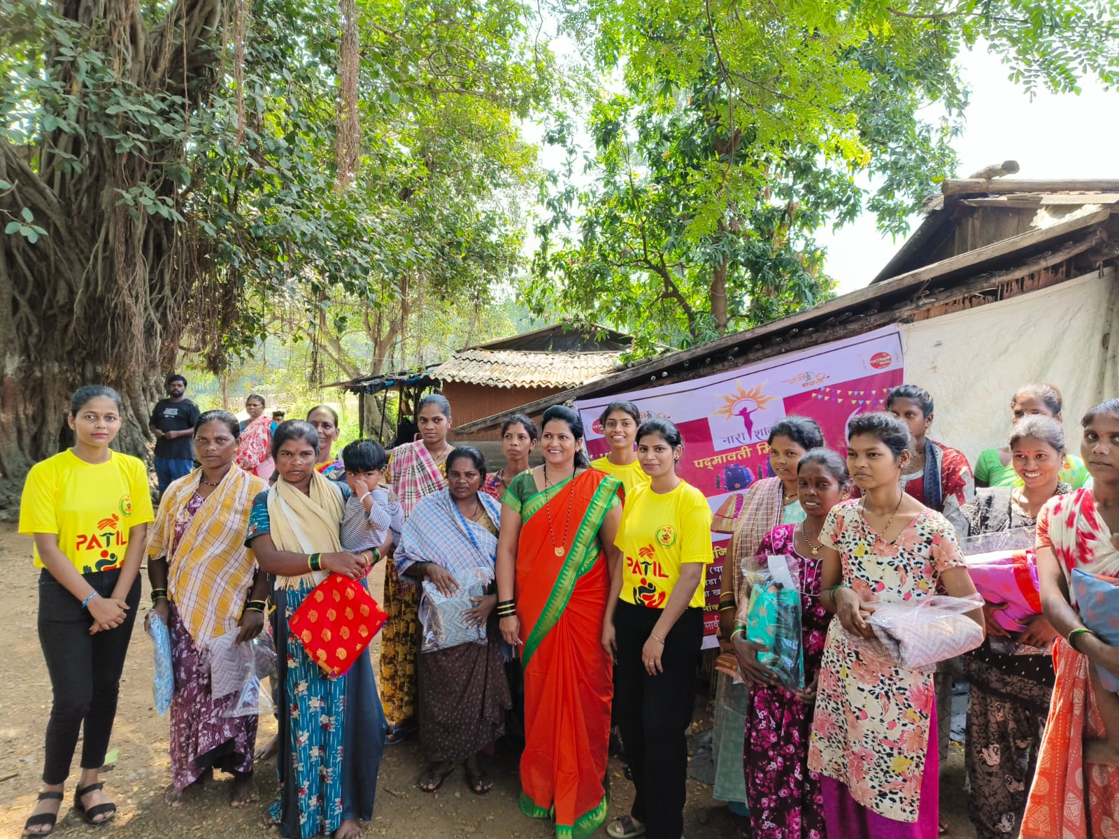 नवरात्री उत्सव : २०२५ - पदमावती मित्र मंडळ आणि माया फाऊंडेशन संयुक्त उपक्रम आदीवासी पाडयावर - साडया लहान मुलां-मुलींना ड्रेस-शालये बॅग वाटप ( करंजोन ,तिल्हेर पल्लीपाडा,पारोळ-डोंगरीपाडा ) 