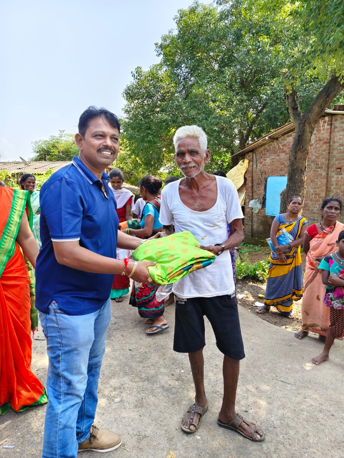 नवरात्री उत्सव : २०२५ - पदमावती मित्र मंडळ आणि माया फाऊंडेशन संयुक्त उपक्रम आदीवासी पाडयावर - साडया लहान मुलां-मुलींना ड्रेस-शालये बॅग वाटप ( करंजोन ,तिल्हेर पल्लीपाडा,पारोळ-डोंगरीपाडा ) 