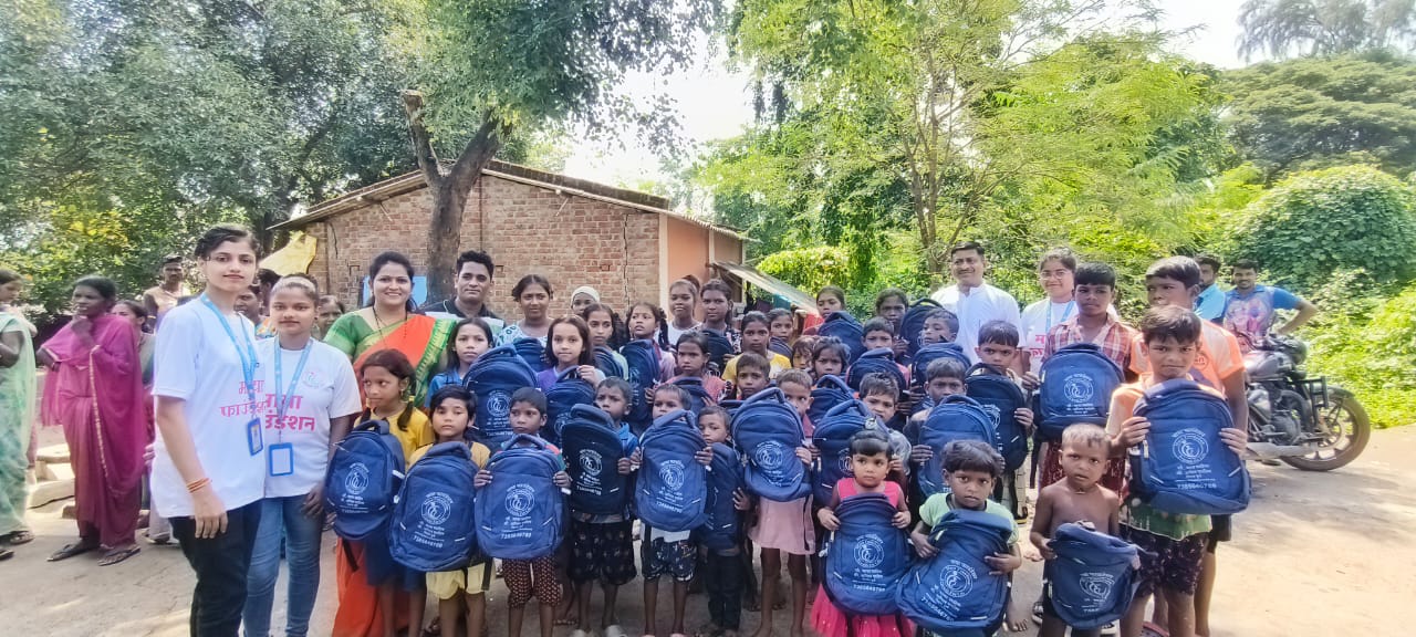 नवरात्री उत्सव : २०२५ - पदमावती मित्र मंडळ आणि माया फाऊंडेशन संयुक्त उपक्रम आदीवासी पाडयावर - साडया लहान मुलां-मुलींना ड्रेस-शालये बॅग वाटप ( करंजोन ,तिल्हेर पल्लीपाडा,पारोळ-डोंगरीपाडा ) 