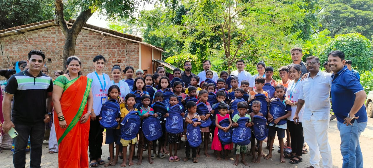 नवरात्री उत्सव : २०२५ - पदमावती मित्र मंडळ आणि माया फाऊंडेशन संयुक्त उपक्रम आदीवासी पाडयावर - साडया लहान मुलां-मुलींना ड्रेस-शालये बॅग वाटप ( करंजोन ,तिल्हेर पल्लीपाडा,पारोळ-डोंगरीपाडा ) 